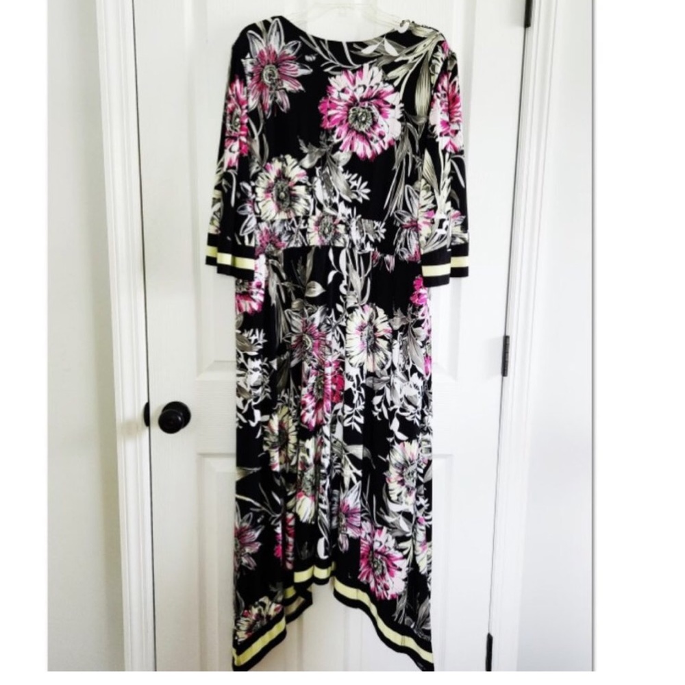 Faux-Wrap Midi Dress Black Floral
SIZE 1X *Excellent Condition* - Picture 8 of 16